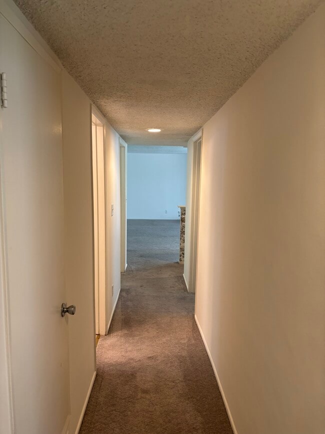 Building Photo - 11685 Gorham Ave Unit 4