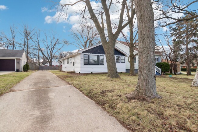 Building Photo - 737 S Jackson St Rental