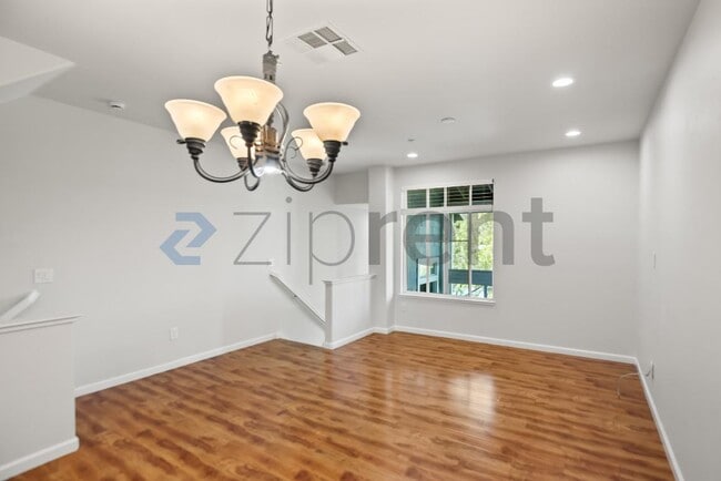 Photo - 722 Kingsford Way