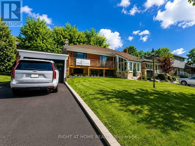 Photo - 1785 Victoria Park Ave