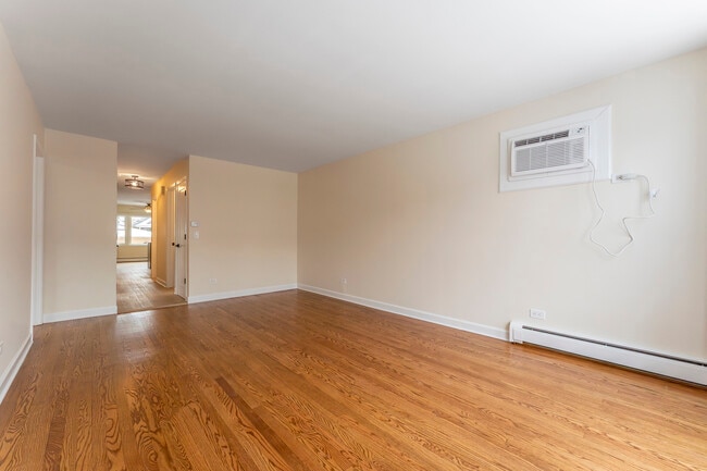 Photo - 6031 W Addison St