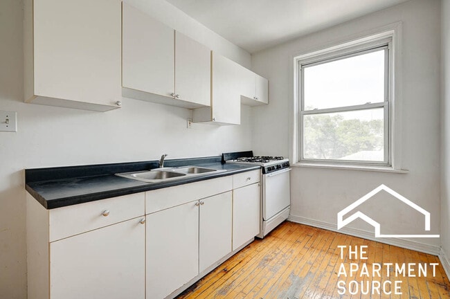 Photo - 3040 W Wellington Ave Apartments Unit 3