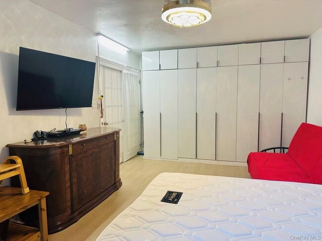 Photo - 64-74-74 Saunders St Unit 2D