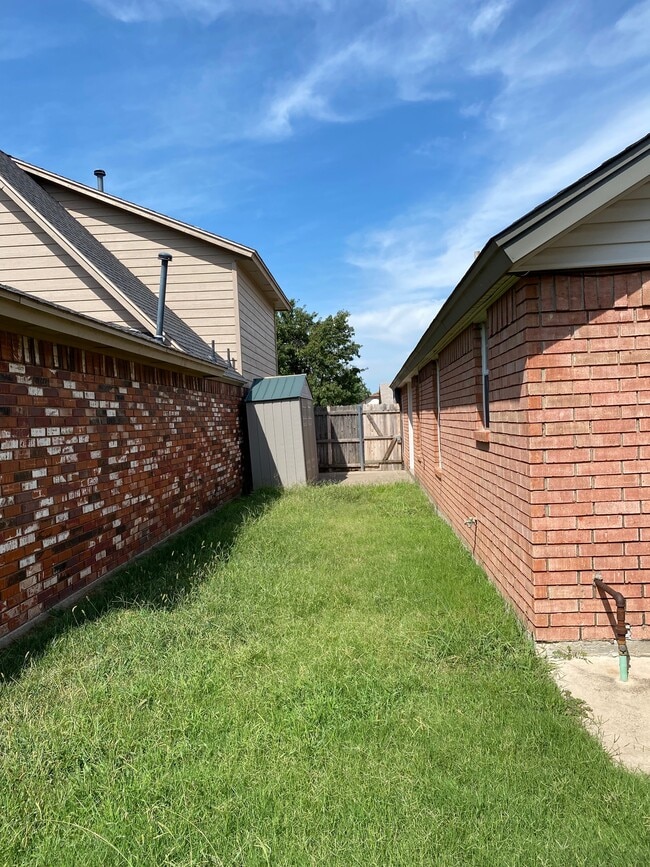 Photo - 2122 Meench Dr