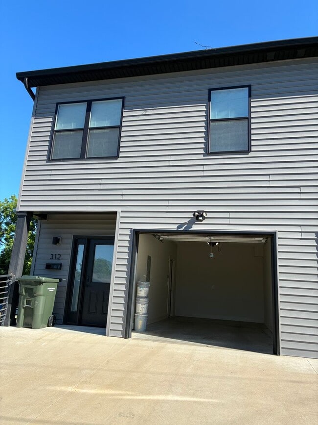 Building Photo - **LESS THAN 10 miles to Fort Knox**