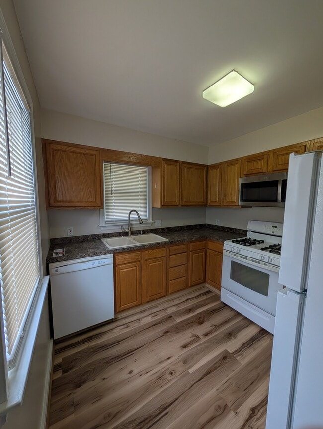 Building Photo - 807 Thurman St