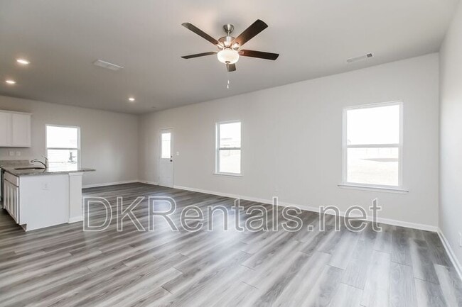 Photo - 160 Avondale Blvd SE