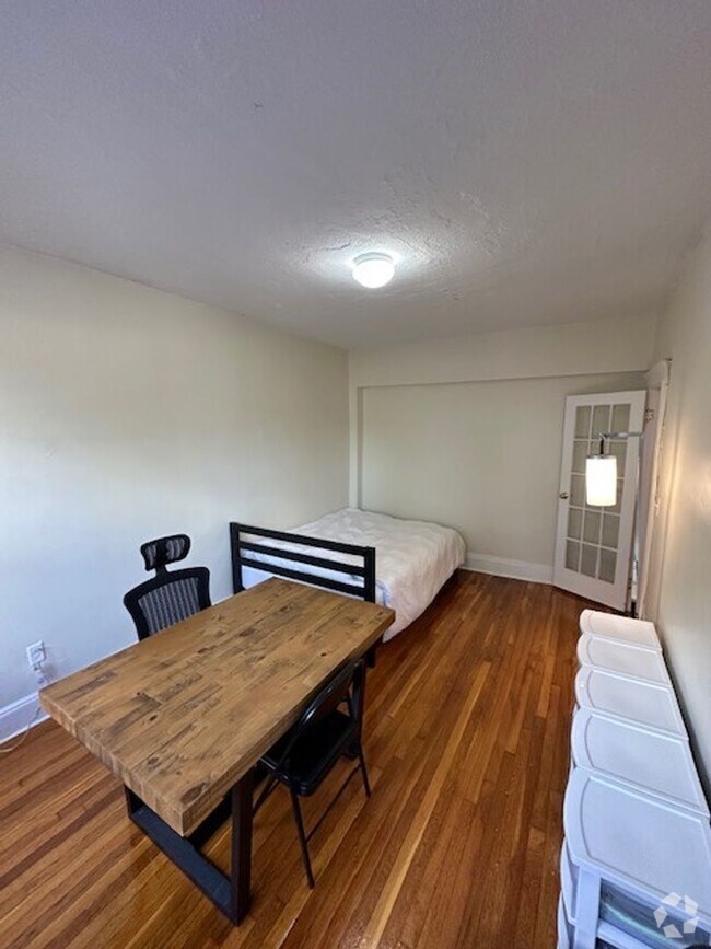 Building Photo - 1/1 No Fee! Spacious studio near Cleveland... Rental