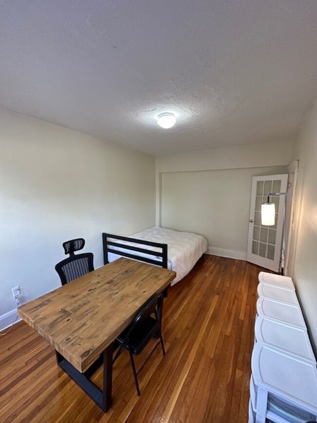 1/1 No Fee! Spacious studio near Cleveland... - 1/1 No Fee! Spacious studio near Cleveland... Condo