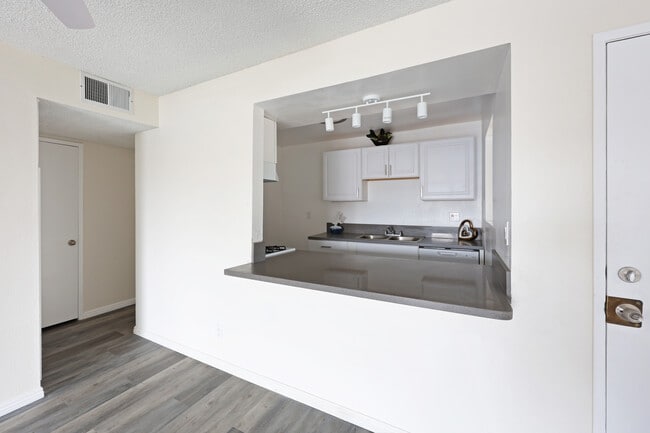 Photo - Torrance Courtyard Apartments
