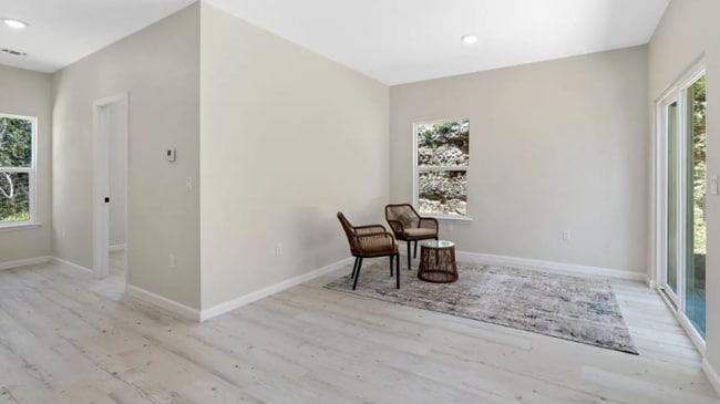 Photo - 739 Lakebreeze Dr