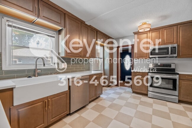 1728 E McKnight Dr