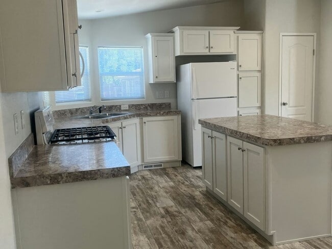 Photo - 415 N Akers St