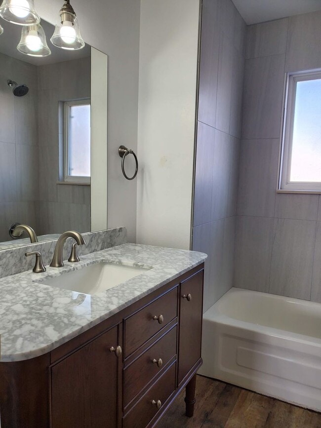 Townhome (end unit) with 2 bedrooms, 1.5 bath - Townhome (end unit) with 2 bedrooms, 1.5 bath