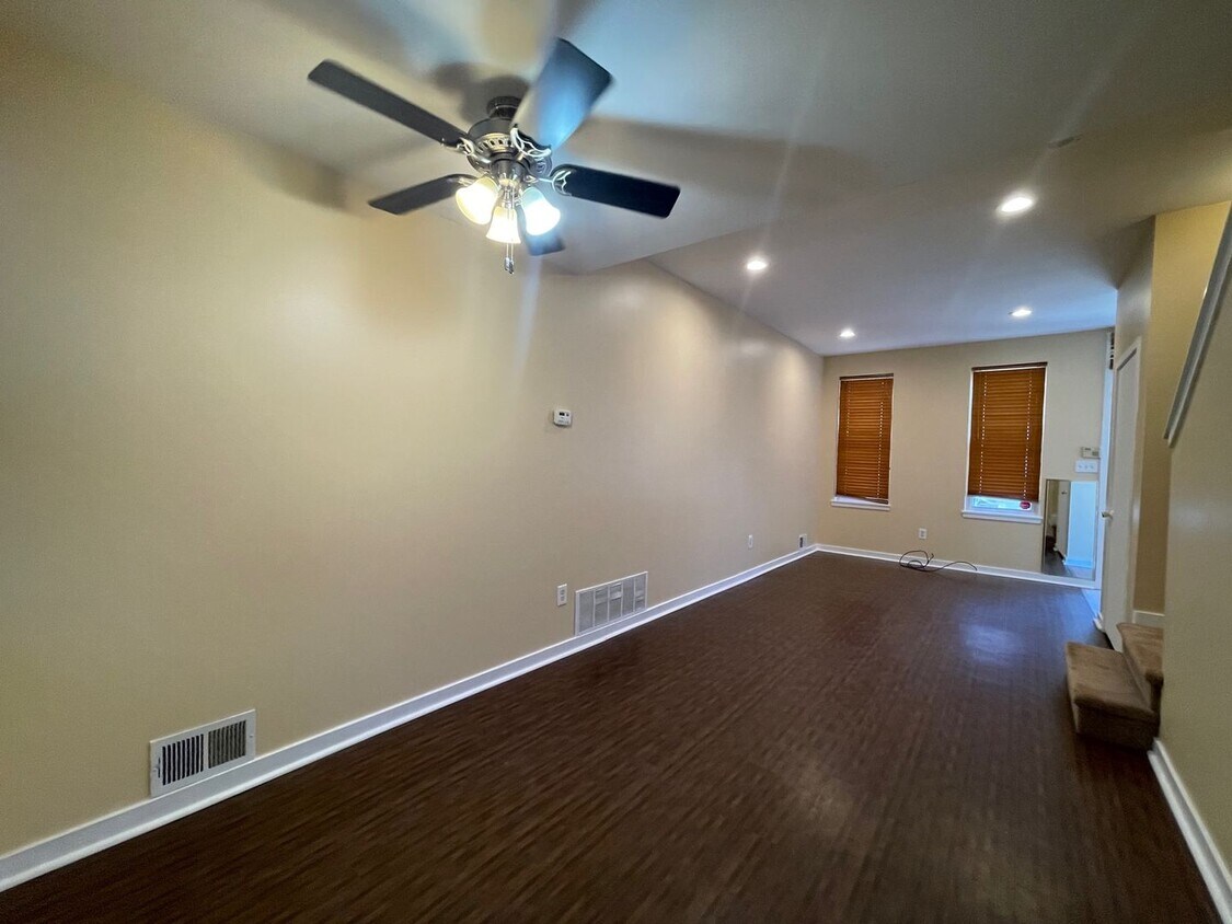 Freshly Renovated 2 Bedroom 1 Bath a block... - Freshly Renovated 2 Bedroom 1 Bath a block...