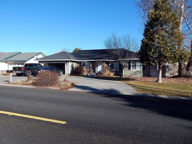 Building Photo - 3 bed 2 bath