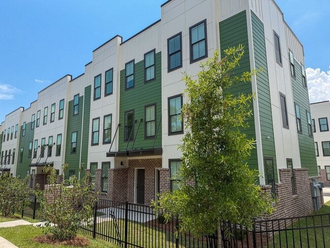 Building Photo - NEW Off-Campus for Students!