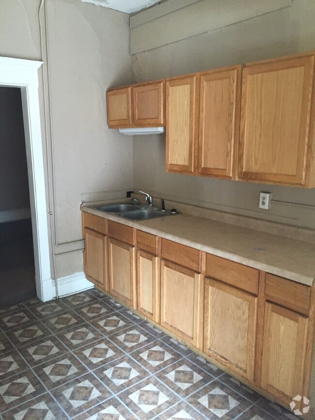 Building Photo - 1 Bedroom with Den 1 Bath on the West Side... Unit 8 Rental