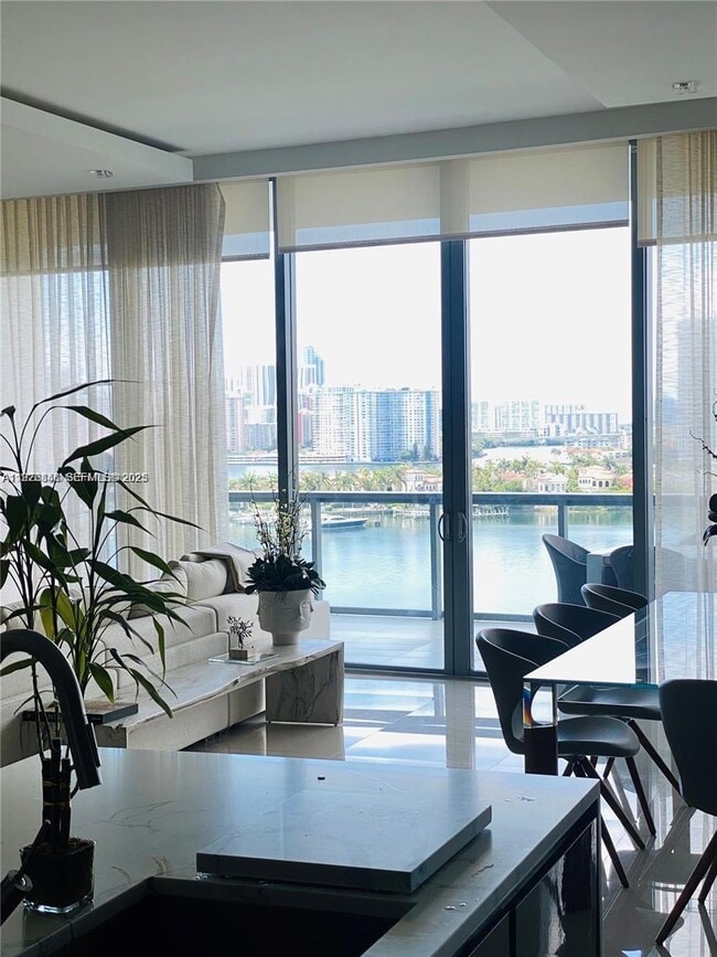 Photo - 3300 NE 188th St Unidad LPH09