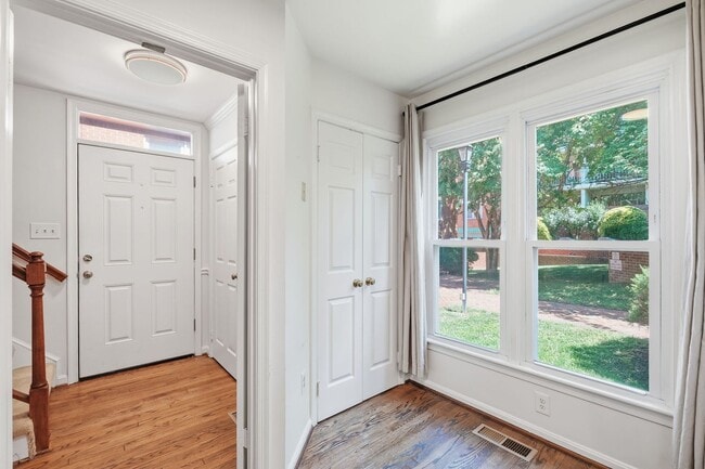 Photo - 541 Colecroft Ct