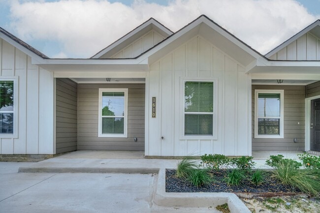 Building Photo - Remarkable Value: Spacious 2-Bed with Mode... Rental