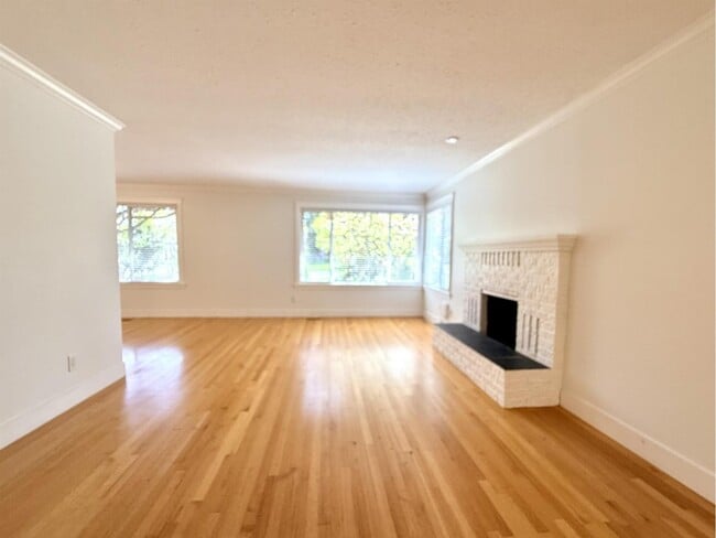 Photo - 15457 Poplar Dr