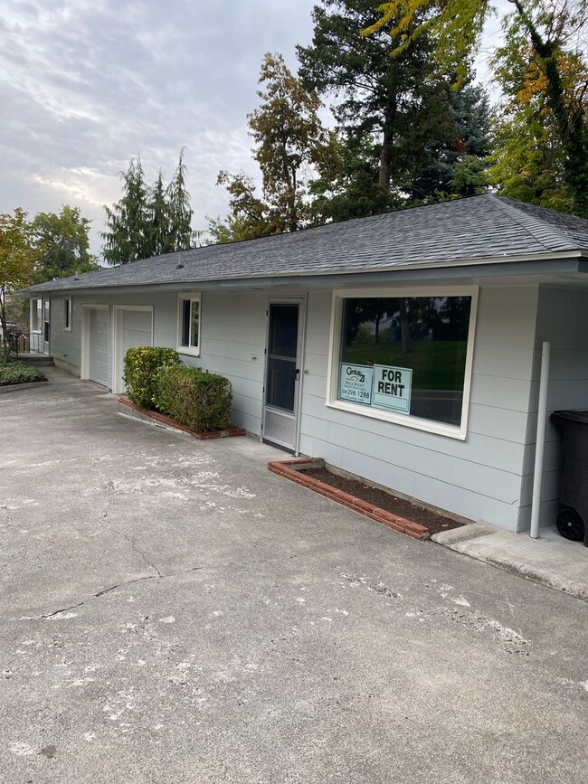 Johnson Duplex - Johnson Duplex Apartment Unit 607 13th St