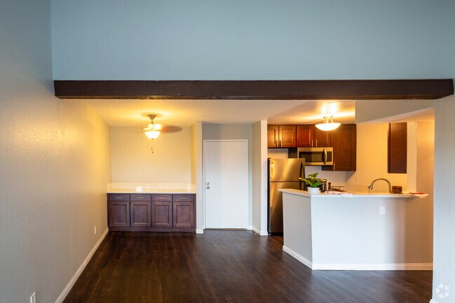 2BR, 1BA - 762 SF
