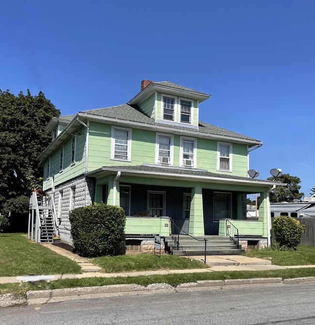 House exterior - 223 W Clinton St Unit 1