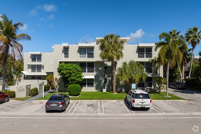 Estacionamientos asignados en el frente - The Oaks Apartments