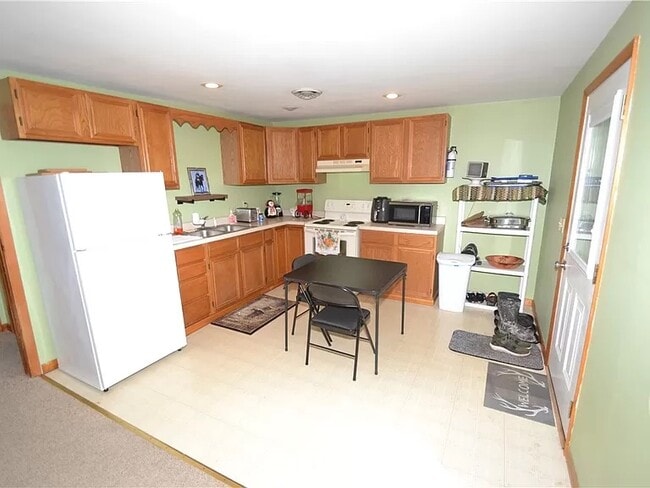 Building Photo - 12 Stone St Unit 2 Rental