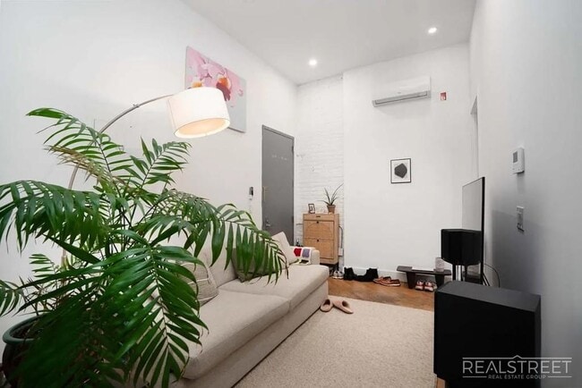 Photo - Prime Williamsburg 3-Bedroom with Private Backyard + Laundry in Building Unidad 1L
