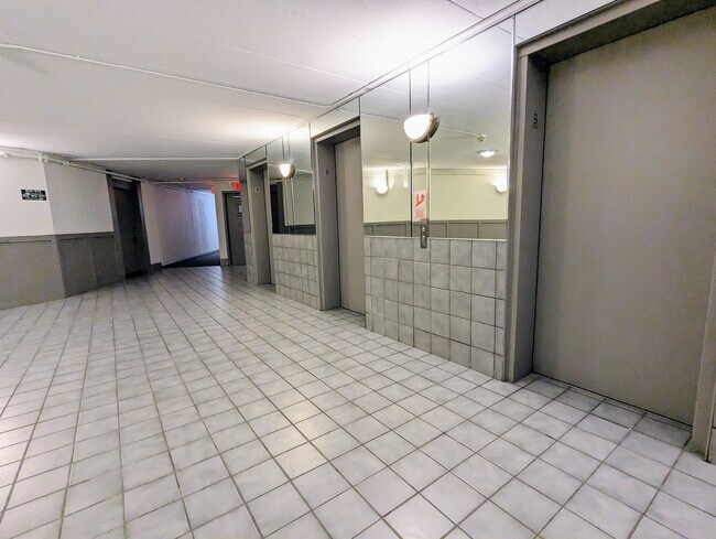 1 Renaissance Pl