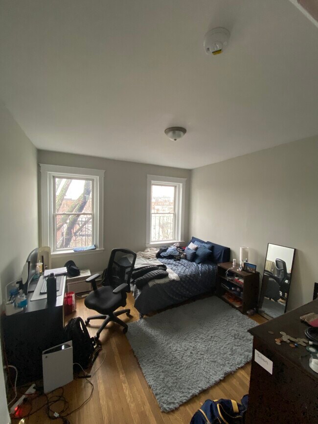 Building Photo - 243 W Newton St Rental