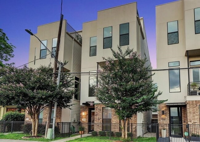 Building Photo - 2114 Sabine St