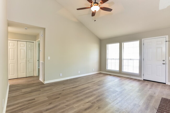 Photo - 6009 Legend Dr