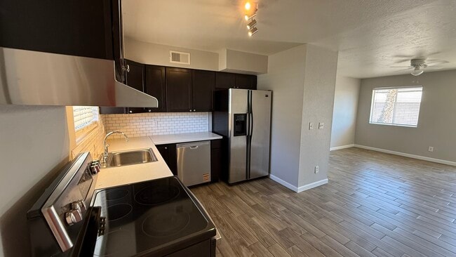 Building Photo - 1222 E Harry St Rental