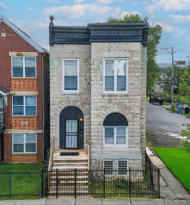 Building Photo - 209 S Albany Ave Unit 1