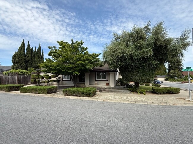 Photo - Modern Comfort Meets Prime Location in Fremont 3 bed. 2.5 bath, 16 month lease, Pool, near Warwic...