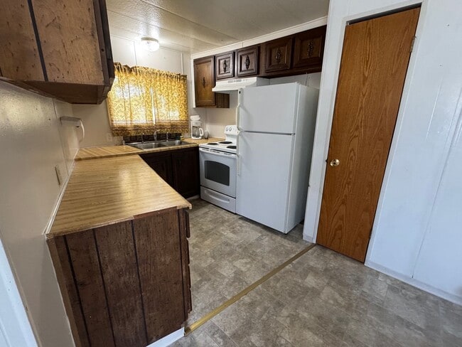 Building Photo - 2 bedroom 1 bath Rental