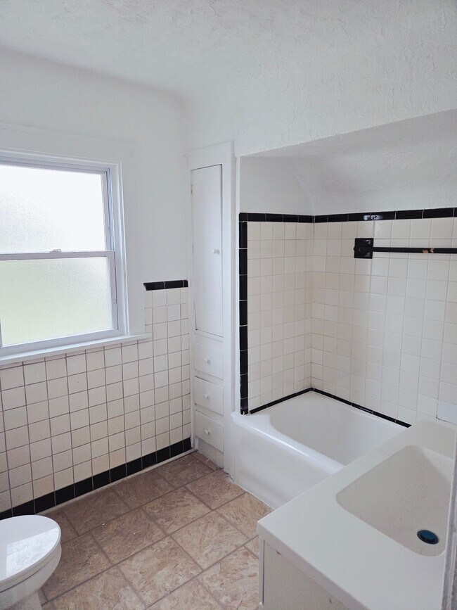 Photo - 18101 Schenely Ave