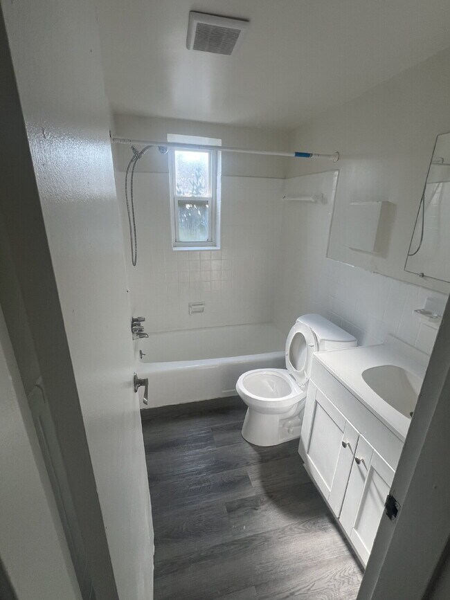 Photo - Charming 1 Bedroom Apartment in Woodbridge... Unidad Apartment 102