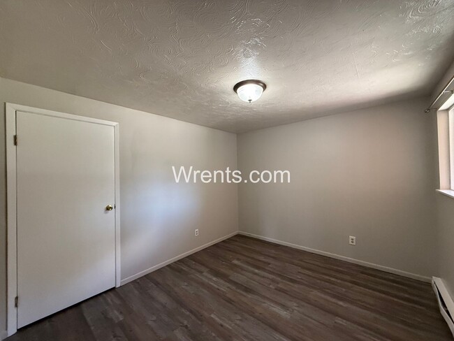 2909-2911 E Rockwell