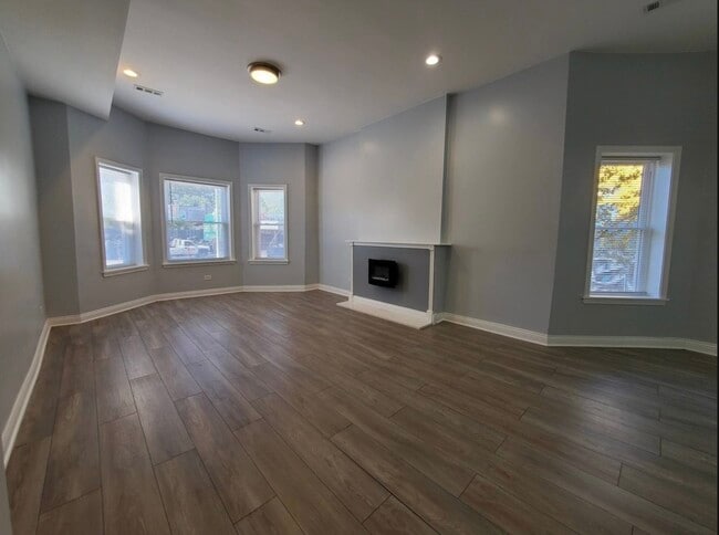 Photo - 943 W 59th St
