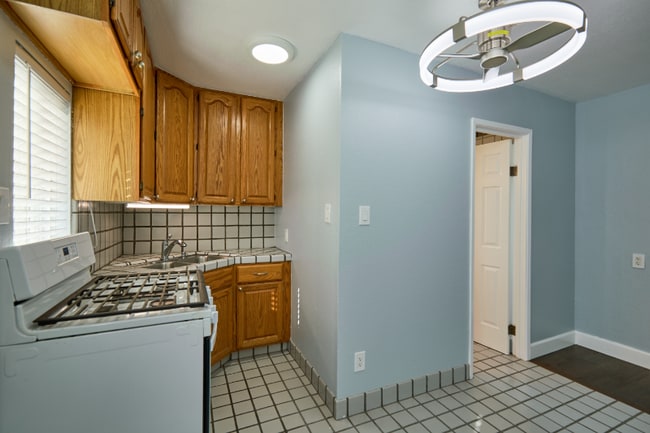 Photo - 781 Elm St Unidad back