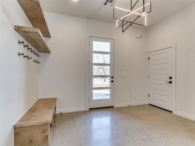 Photo - 605 N Idaho Ave