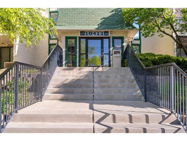 Building Photo - 10411 Cedar Lk Rd S Unit 413 Rental