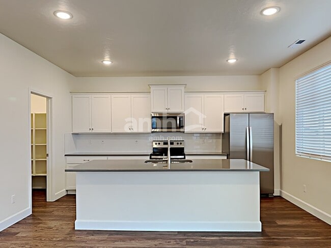 Photo - 981 N Barkvine Ave