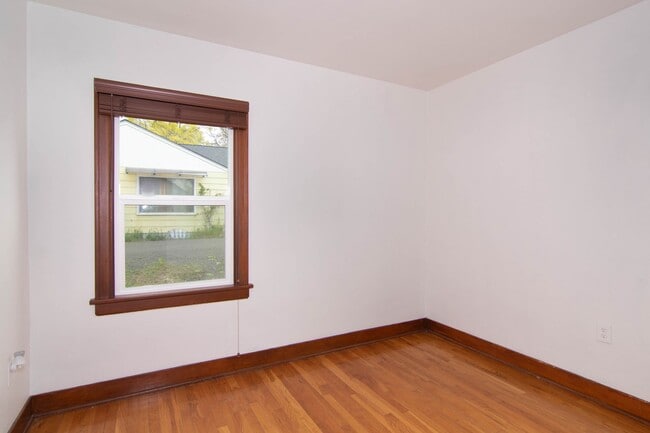 Fully updated 2 Bed 1 Bath Valley home. H... - Fully updated 2 Bed 1 Bath Valley home.  H...