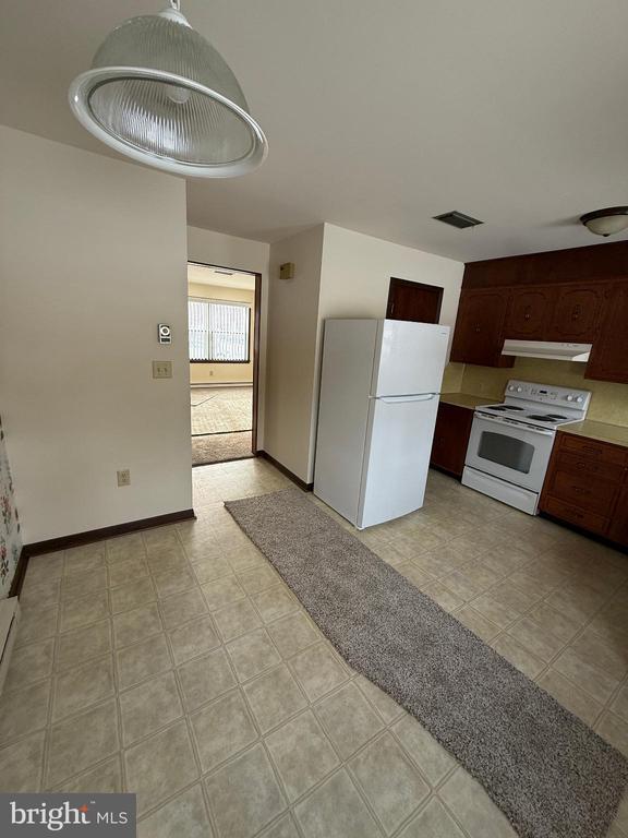 Building Photo - 228 W 8th St